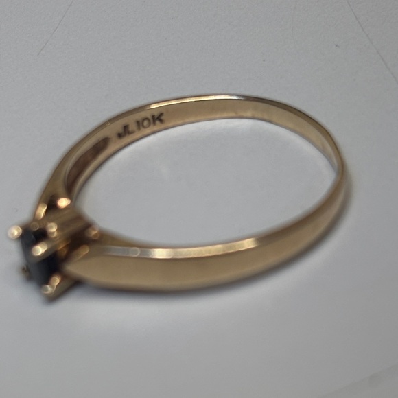 10K Gold Ring With Sapphire Gemstone - Picture 6 of 8